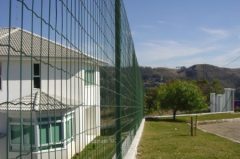 A imagem mostra um gradil usado para cercar um jardim.